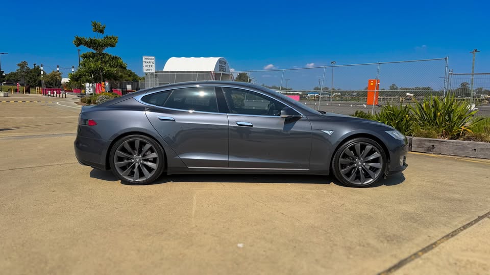 2015 Tesla Model S 85 3.jpg